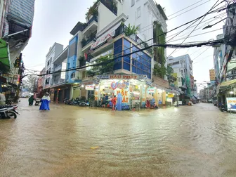 Triều cường rằm tháng 9 âm lịch đang đạt đỉnh, gây ngập úng diện rộng khu vực trũng thấp, đường giao thông ven sông, rạch