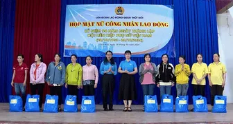 Tặng quà nữ công nhân lao động có hoàn cảnh khó khăn