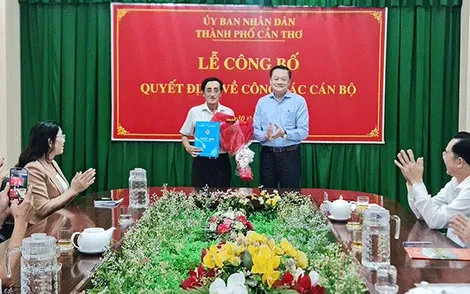 Trao quyết định nghỉ hưu cho đồng chí Lê Hoàng Thông, Phó Chánh Thanh tra TP Cần Thơ