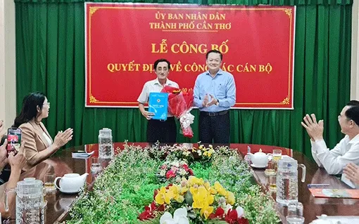 Trao quyết định nghỉ hưu cho đồng chí Lê Hoàng Thông, Phó Chánh Thanh tra TP Cần Thơ