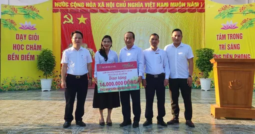 Lớp tập huấn Truyền thông Agribank trao học bổng cho học sinh hiếu học, có hoàn cảnh khó khăn của Trường THCS Nghi Thủy, tỉnh Nghệ An