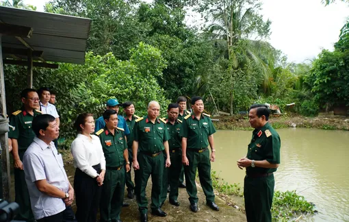 Thiếu tướng Nguyễn Minh Triều kiểm tra công tác hậu cần,
kỹ thuật tại Ban Chỉ huy Quân sự quận Thốt Nốt