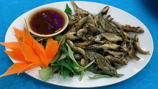 Đặc sản cá linh chiên giòn