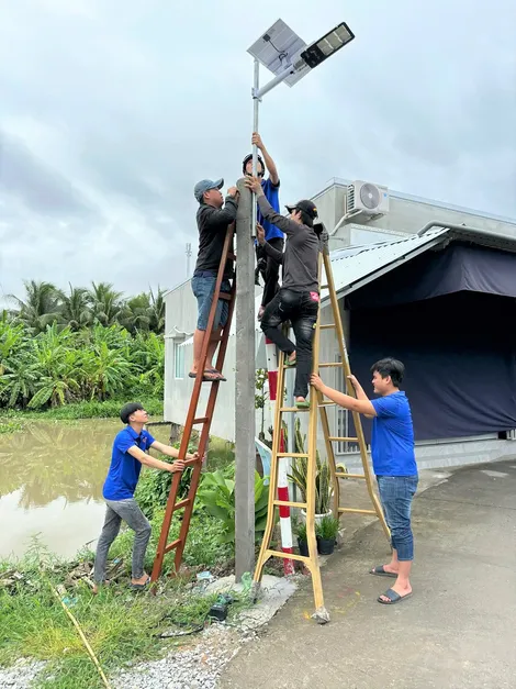 Đoàn viên, thanh niên xã Trung Hưng tham gia đảm bảo an toàn giao thông