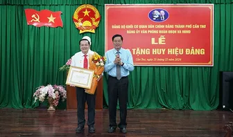 Trao Huy hiệu 40 năm tuổi Ðảng cho đồng chí Nguyễn Thành Ðông