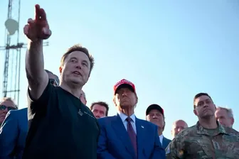 Ông Trump trợ giúp chương trình không gian của SpaceX ?