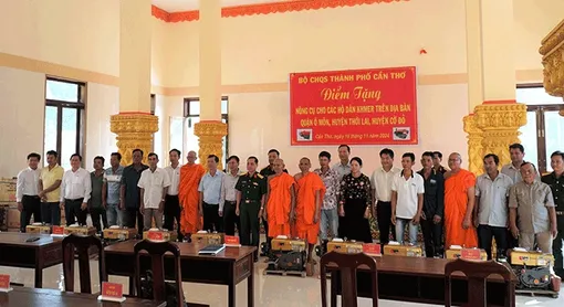 10 hộ dân tộc Khmer có hoàn cảnh khó khăn được tặng máy bơm nước