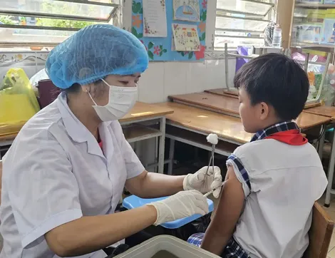 Cần Thơ triển khai tiêm vaccine uốn ván - bạch hầu cho trẻ 7 tuổi