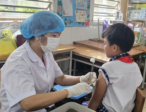 Cần Thơ triển khai tiêm vaccine uốn ván - bạch hầu cho trẻ 7 tuổi