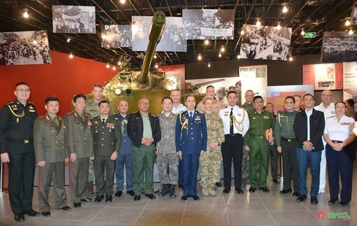 Foreign military attachés visit Vietnam Military History Museum