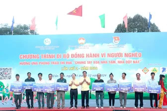 Hơn 3.000 người tham gia chương trình "Đi bộ đồng hành vì người nghèo"