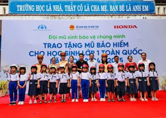 Công ty Hồng Đức tặng hơn 15.000 nón bảo hiểm cho học sinh lớp 1 tại Cần Thơ