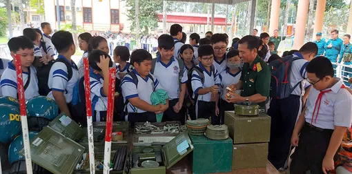 Giáo viên, học sinh trải nghiệm làm chiến sĩ Quân đội Nhân dân Việt Nam