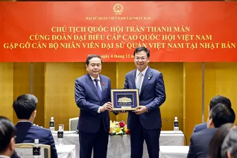 Chủ tịch Quốc hội Trần Thanh Mẫn gặp gỡ cán bộ, nhân viên Đại sứ quán Việt Nam tại Nhật Bản