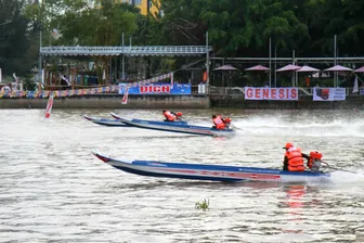 Sôi nổi các cuộc thi tài trên rạch Khai Luông