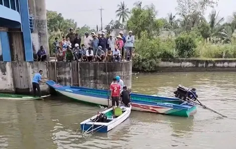 Cà Mau: Thanh niên tử vong sau khi đâm vỏ lãi vào trụ biển báo