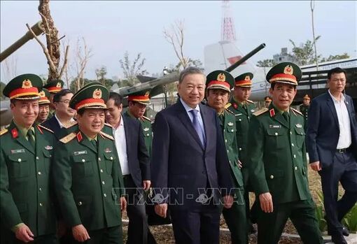 Party chief visits Vietnam Military History Museum