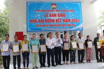 Bàn giao 10 căn nhà Đại đoàn kết cho hộ cận nghèo trên địa bàn thị trấn Cờ Đỏ