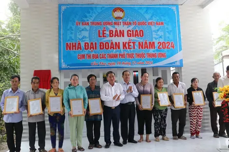 Bàn giao 10 căn nhà Đại đoàn kết cho hộ cận nghèo trên địa bàn thị trấn Cờ Đỏ