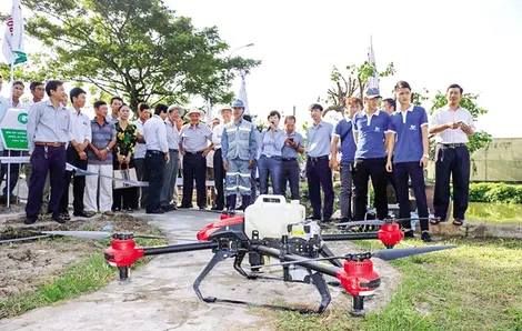 Bùng nổ thiết bị bay không người lái trong sản xuất nông nghiệp - "vừa mừng vừa lo"