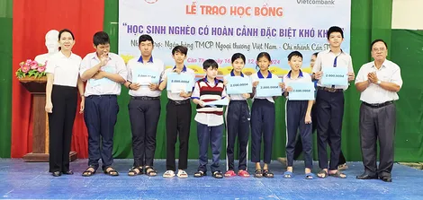 Trao học bổng cho học sinh nghèo có hoàn cảnh đặc biệt khó khăn