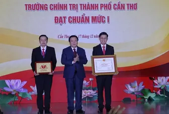 Trao bằng công nhận Trường Chính trị TP Cần Thơ đạt chuẩn mức 1