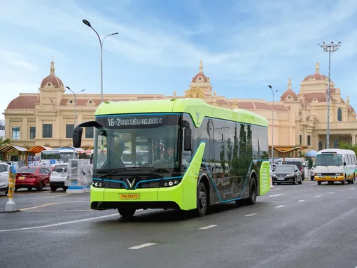 Du khách Nha Trang có thể di chuyển từ sân bay ra Vinpearl bằng buýt điện