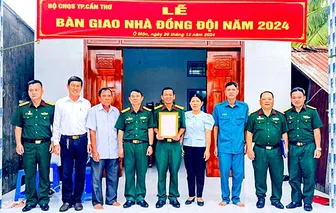 Bàn giao nhà Ðồng đội