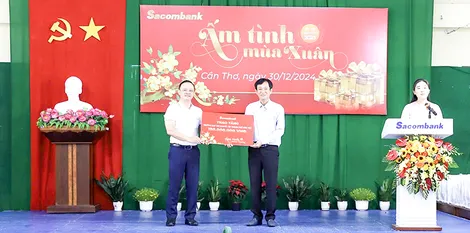 Sacombank Cần Thơ tặng 142 suất quà Tết cho các hoàn cảnh khó khăn