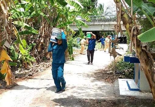 Dân quân phường Tân Phú tham gia đảm bảo an toàn giao thông