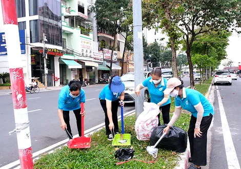 Phường Tân An ra quân vệ sinh môi trường, giữ gìn cảnh quan đô thị