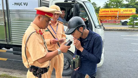 Tăng cường thực hiện các giải pháp bảo đảm trật tự,
an toàn giao thông, phấn đấu kiềm chế tai nạn giao thông