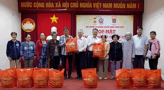 Trao quà tặng hội viên hội người tù kháng chiến