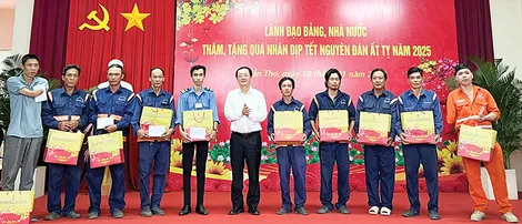 Chúc Tết tặng quà các cơ quan, đơn vị, gia đình chính sách và người lao động có hoàn cảnh khó khăn