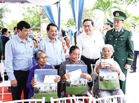 Chủ tịch Quốc hội Trần Thanh Mẫn thăm, tặng quà Tết đồng bào, chiến sĩ tại huyện Cầu Ngang, tỉnh Trà Vinh