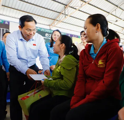 Trao 100 phần quà Tết đến đoàn viên, người lao động có hoàn cảnh khó khăn tại Cần Thơ