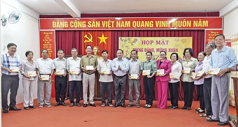 Lãnh đạo quận Ninh Kiều tặng quà Tết cho cán bộ khu vực và gia đình tiêu biểu