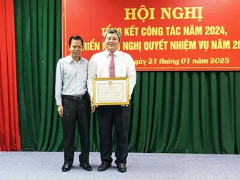 Khen thưởng nhiều tổ chức đảng và đảng viên hoàn thành xuất sắc nhiệm vụ các mặt công tác