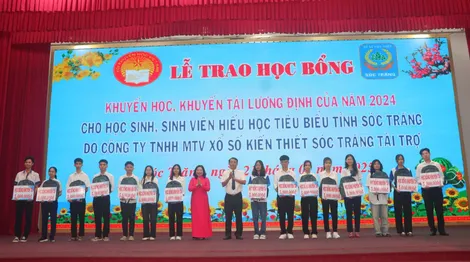 Sóc Trăng: Trao 391 suất học bổng cho học sinh, sinh viên hiếu học tiêu biểu