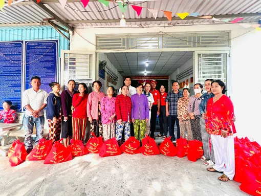 Ban Quản lý các khu chế xuất và công nghiệp Cần Thơ cùng Công ty TNHH TKG Taekwang Cần Thơ trao quà tết tại quận Ninh Kiều và quận Cái Răng