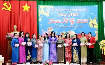 Họp mặt các cô, các chị nguyên lãnh đạo thành phố, lãnh đạo Hội Phụ nữ qua các thời kỳ