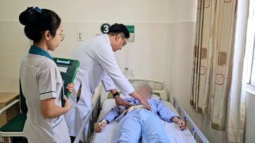 Mổ khẩn lấy ra xương gà đâm thủng ruột non Mổ khẩn lấy ra xương gà đâm thủng ruột non