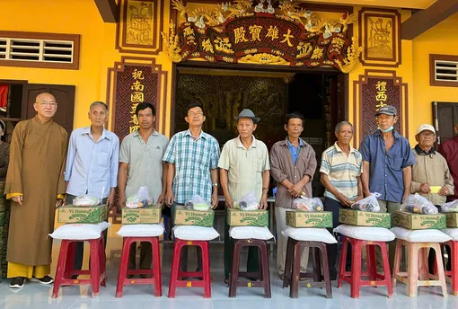 Trao quà Tết tặng những hoàn cảnh khó khăn, với tổng trị giá trên 5,1 tỉ đồng Trao quà Tết tặng những hoàn cảnh khó khăn, với tổng trị giá trên 5,1 tỉ đồng