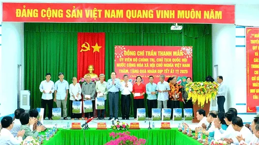 Chung tay mang tết ấm đến với người nghèo