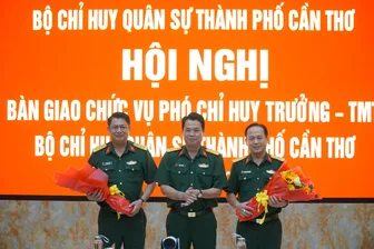 Bàn giao chức vụ 
Phó Chỉ huy trưởng, Tham mưu trưởng Bộ Chỉ huy Quân sự TP Cần Thơ