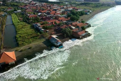 Indonesia to build massive sea wall to combat rising sea levels