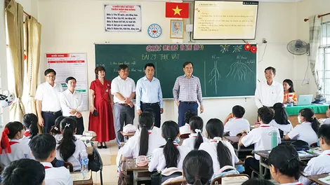 Khoảng 5,3 tỉ đồng chăm lo giáo viên, học sinh khó khăn