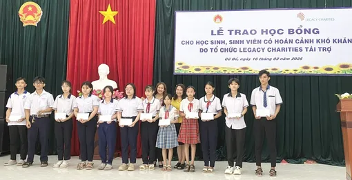 Trao 150 suất học bổng cho học sinh, sinh viên hoàn cảnh khó khăn