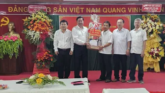 Lãnh đạo thành phố thăm, chúc mừng Ngày Thầy thuốc Việt Nam