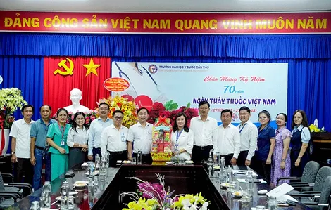 Đoàn đại biểu Quốc hội TP Cần Thơ thăm và chúc mừng đội ngũ y bác sĩ nhân Ngày Thầy thuốc Việt Nam